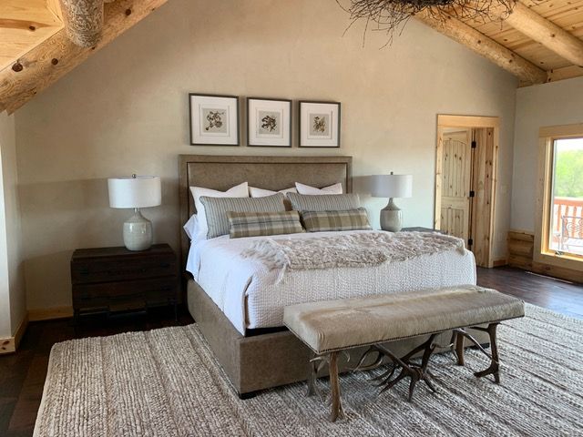 Bench-in-home.jpeg bench in bedroom